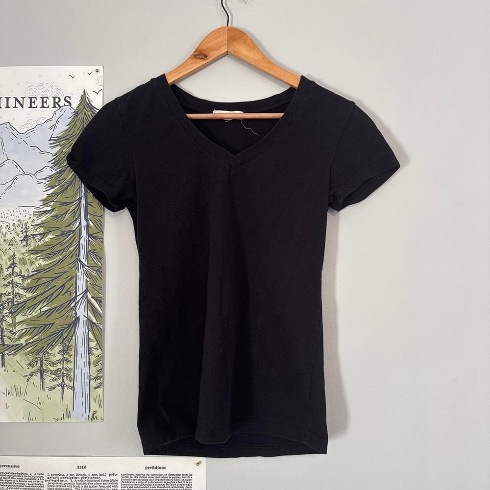 Active Basic Black V‑Neck Tee Y2K Basic